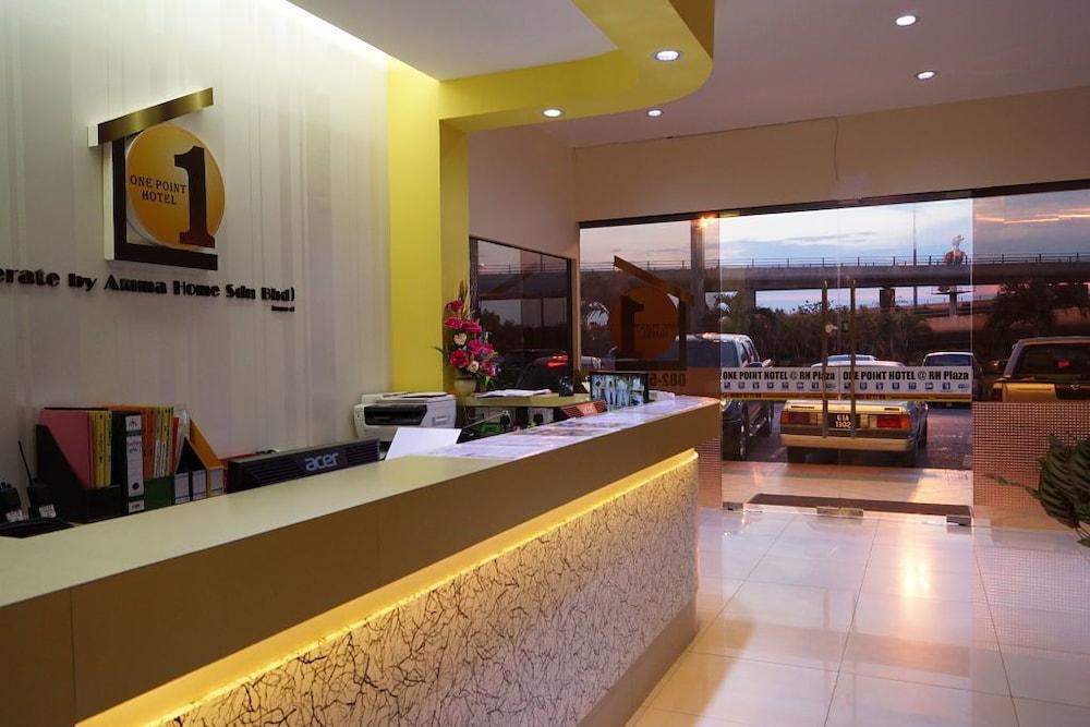 One Point Hotel Кучинг Екстериор снимка