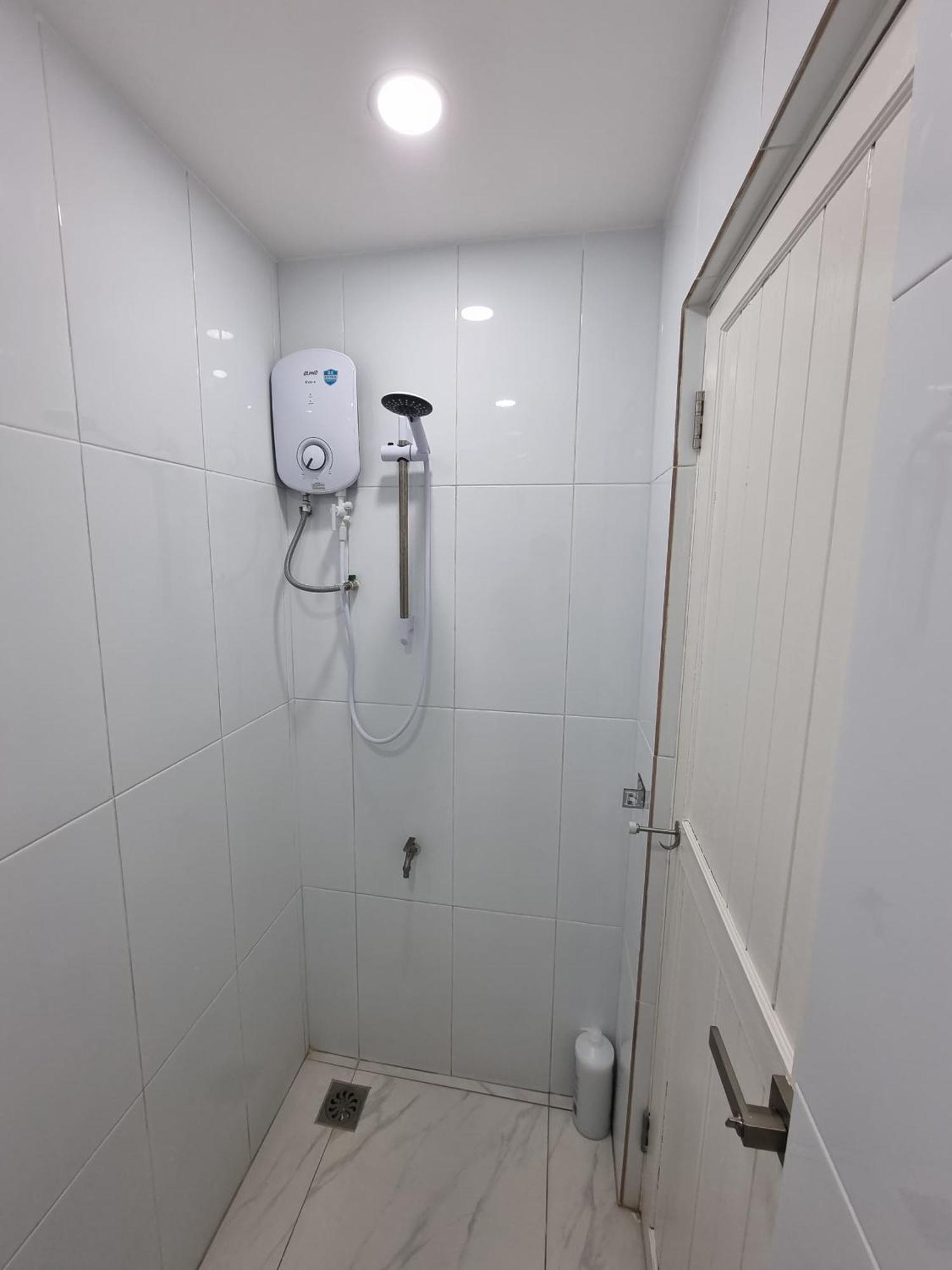 One Point Hotel Кучинг Екстериор снимка