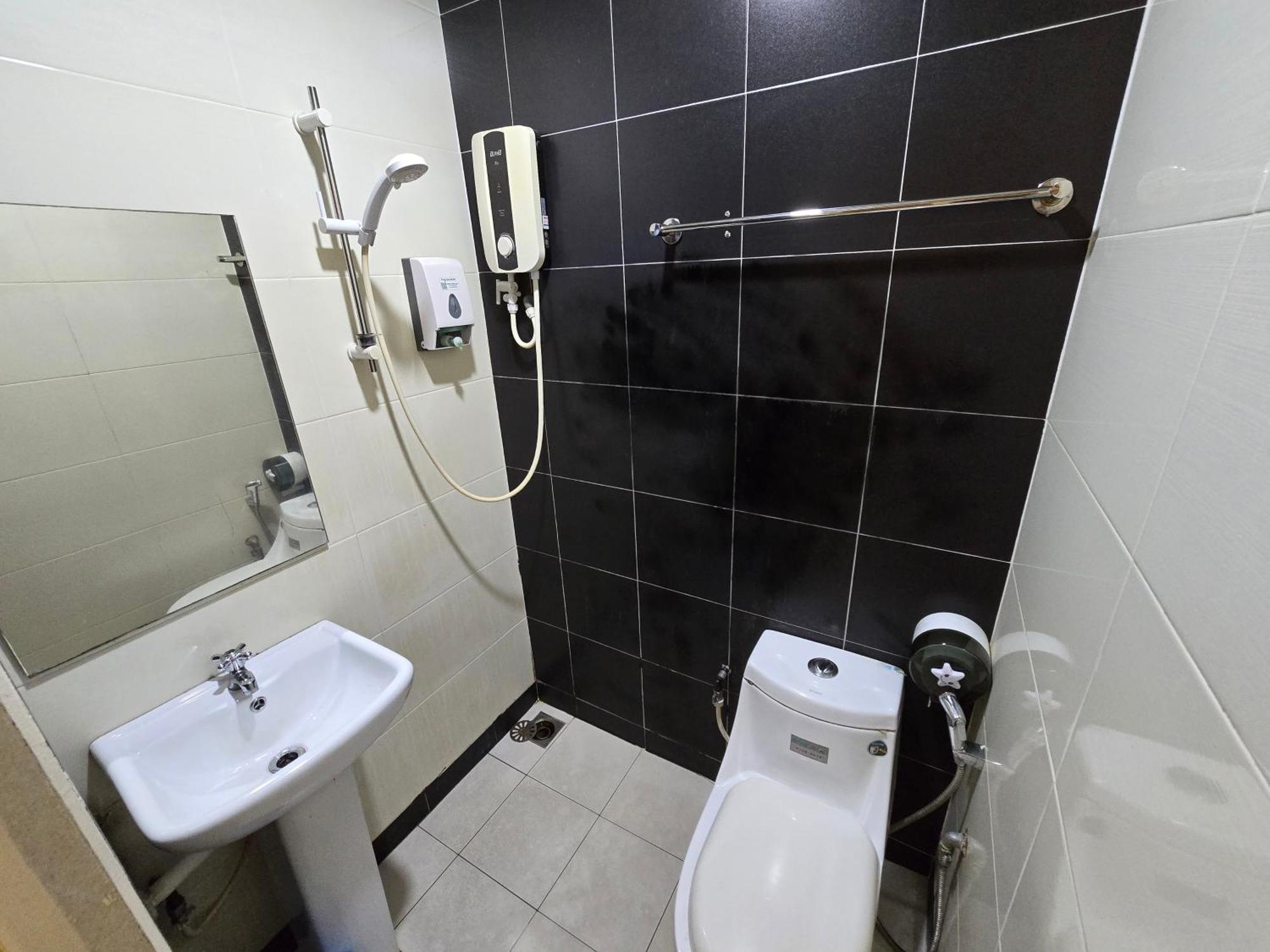 One Point Hotel Кучинг Екстериор снимка
