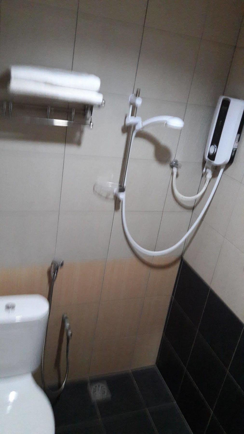 One Point Hotel Кучинг Екстериор снимка