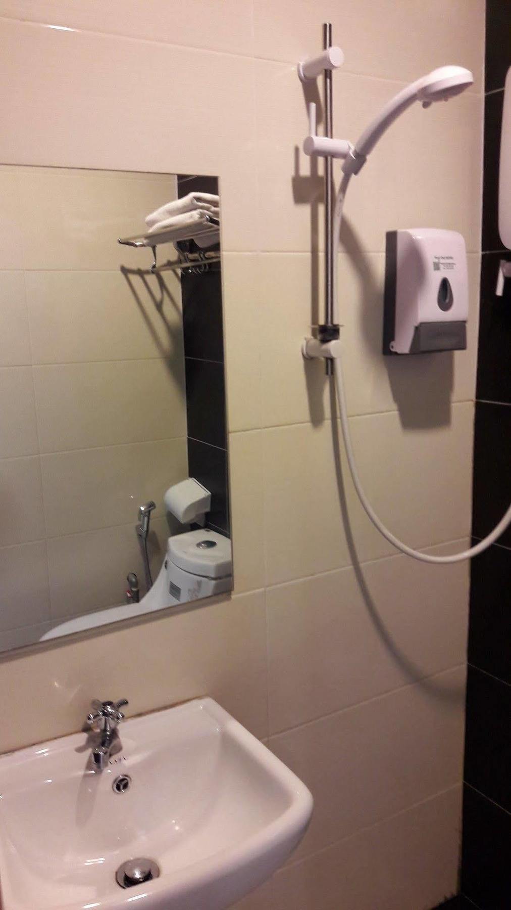 One Point Hotel Кучинг Екстериор снимка