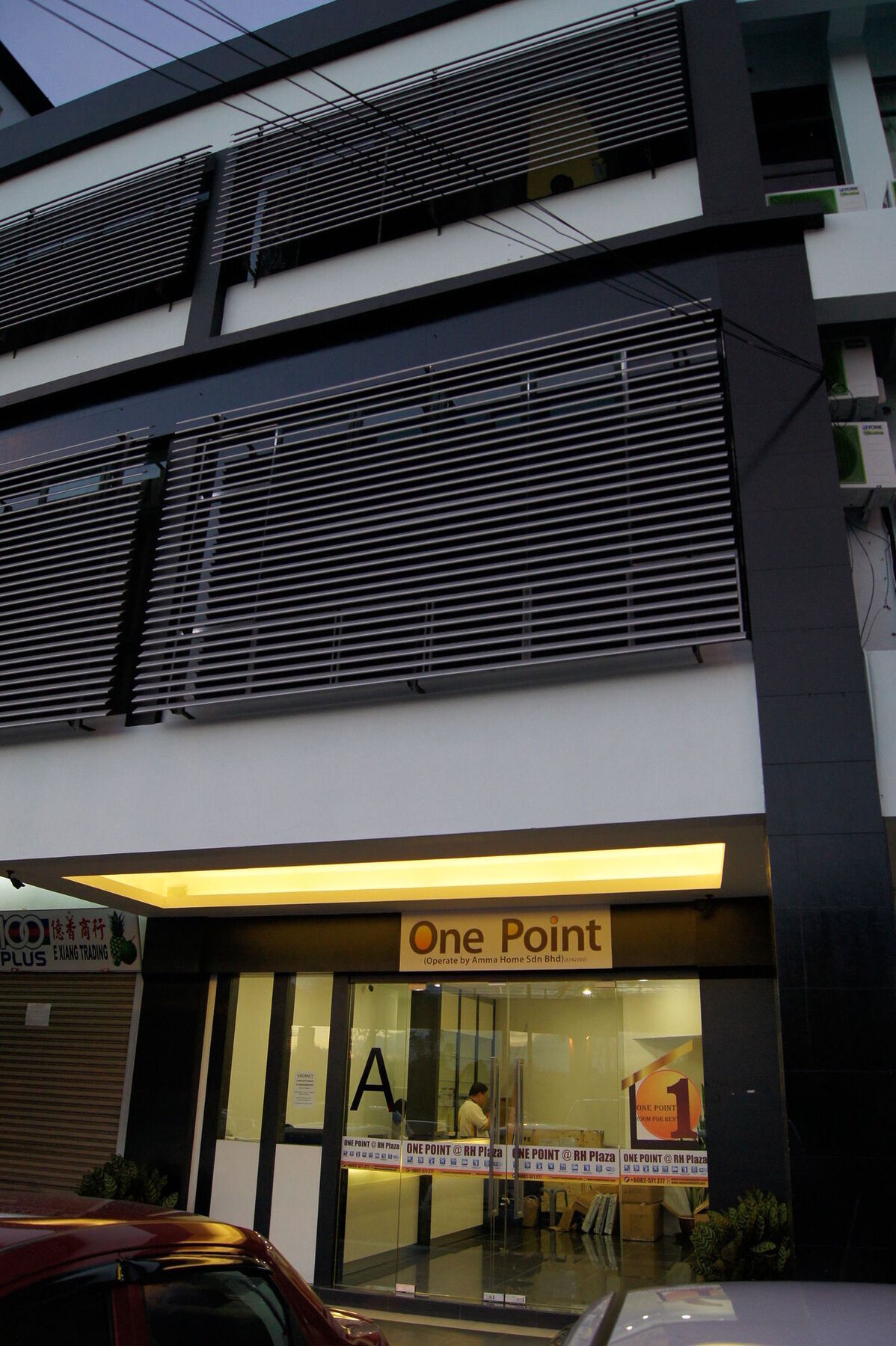 One Point Hotel Кучинг Екстериор снимка