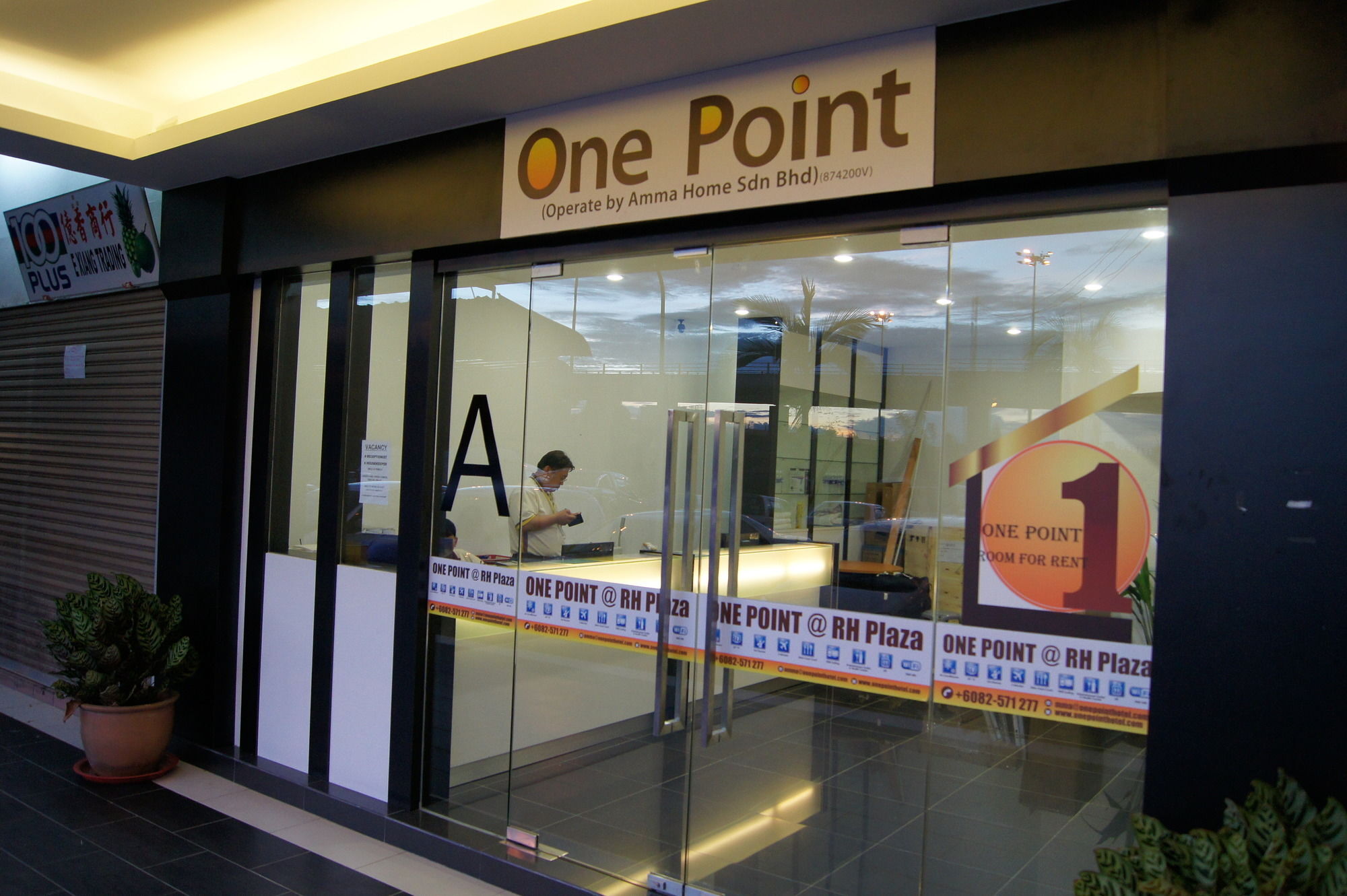 One Point Hotel Кучинг Екстериор снимка